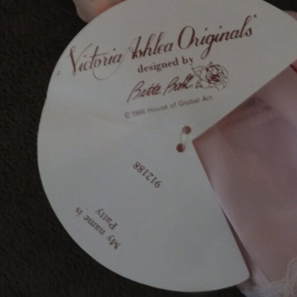 Goebel 1989 Doll . Victoria Ashley Originals - Picture 5 of 5